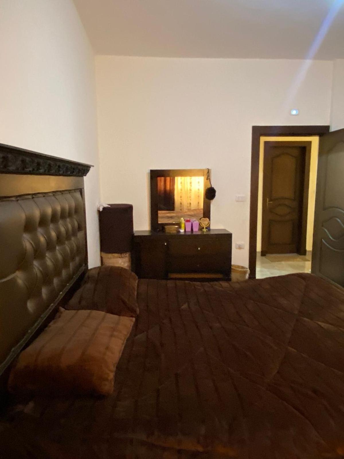 Cozy Flat, Airport